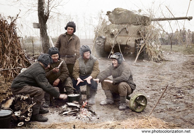 Танкисты 1-го Прибалтийского фронта отдыхают у костра рядом с танком М4 «Шерман»