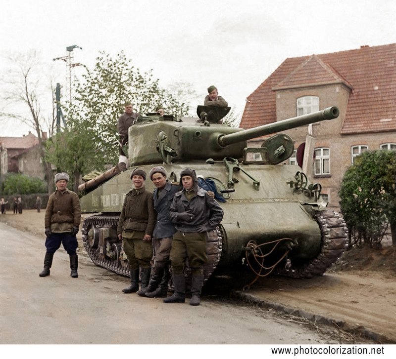 Группа советских солдат на фоне американского танка M4 Sherman
