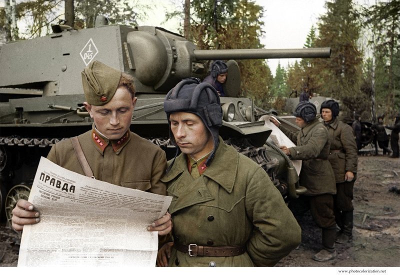 Танкисты РККА читают газету «Правда» возле танка КВ-1