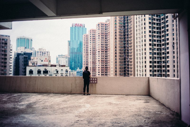 Немецкий стрит-фотограф сделал серию потрясающих снимков футуристических бетонных джунглей Гонконга