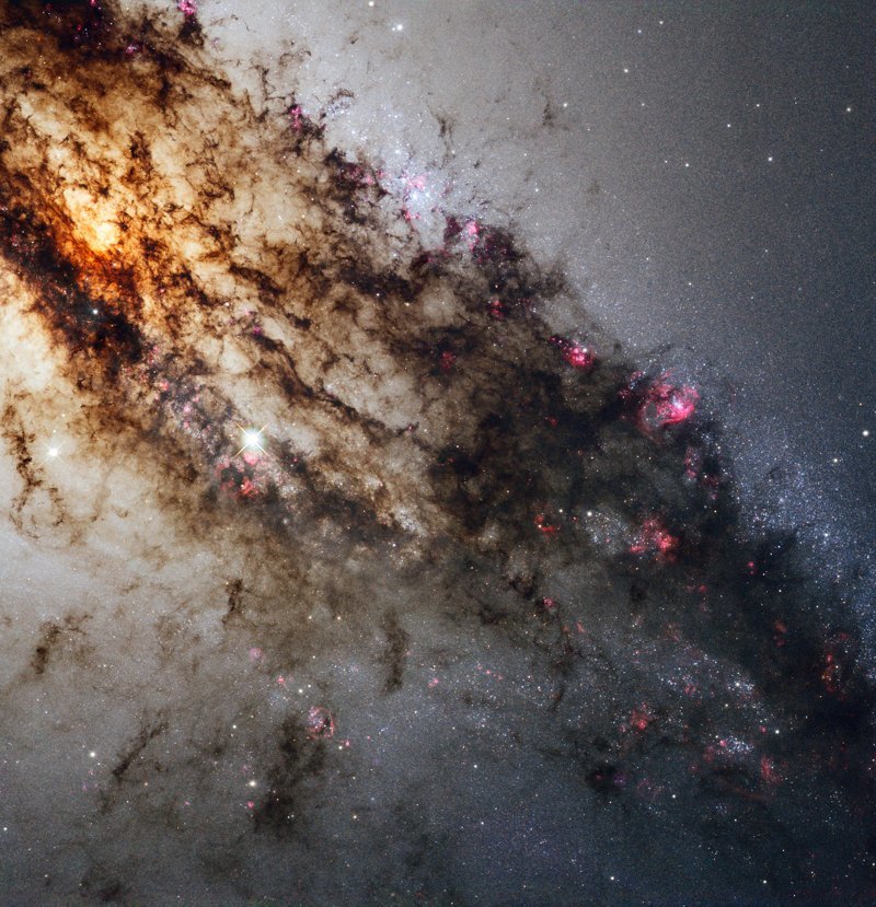 Гигантская линзообразная галактика Центавр A в созвездии Центавр