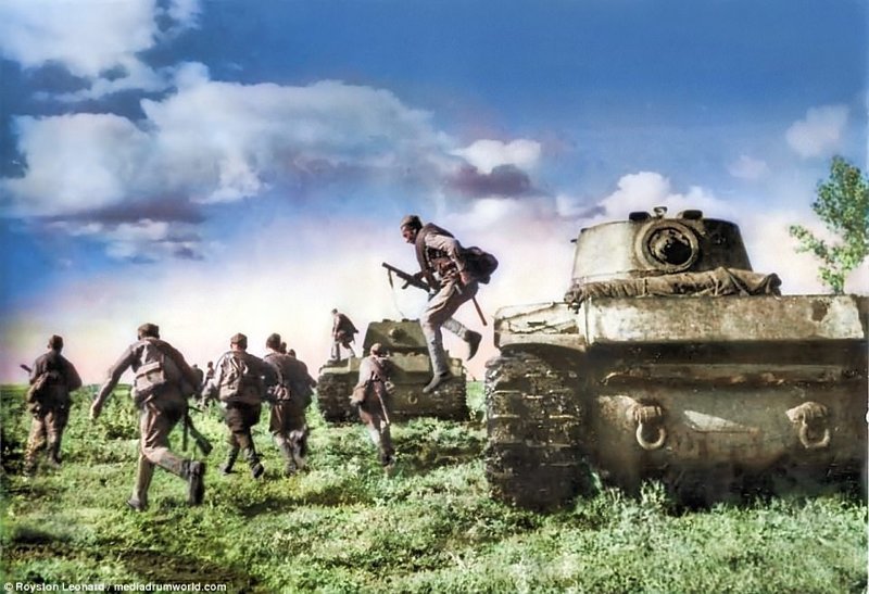 Пехота прыгает с танков, чтобы добить отступающие нацистские войска
