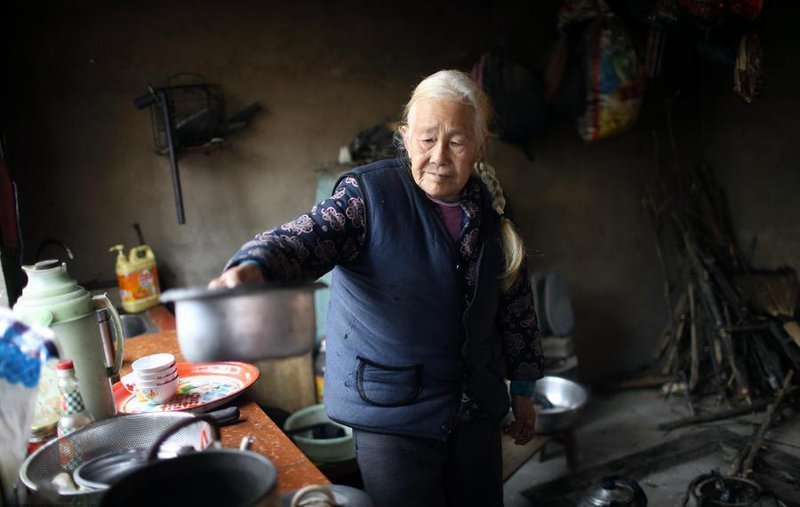 76-летняя бабушка ежедневно проходит 24 километра, чтобы отвезти внука-инвалида в школу