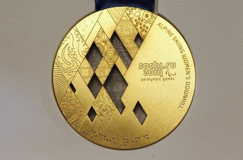 Медали Олимпийских игр в Сочи стали и самыми большими в истории, так как имеют диаметр 10 см, а толщину 1 см.На их изготовление ушло около 3 кг золота, 2 т серебра и 700 кг бронзы. 
