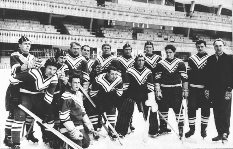 Советские спортсмены дебютировали на зимней Олимпиаде 1956 года в городе Кортина д'Ампеццо (Италия). Интересно, что уже на своей первой Олимпиаде сборная СССР стала победителем в командном зачете -  7 золотых, 3 серебряные и 6 бронзовых медалей.