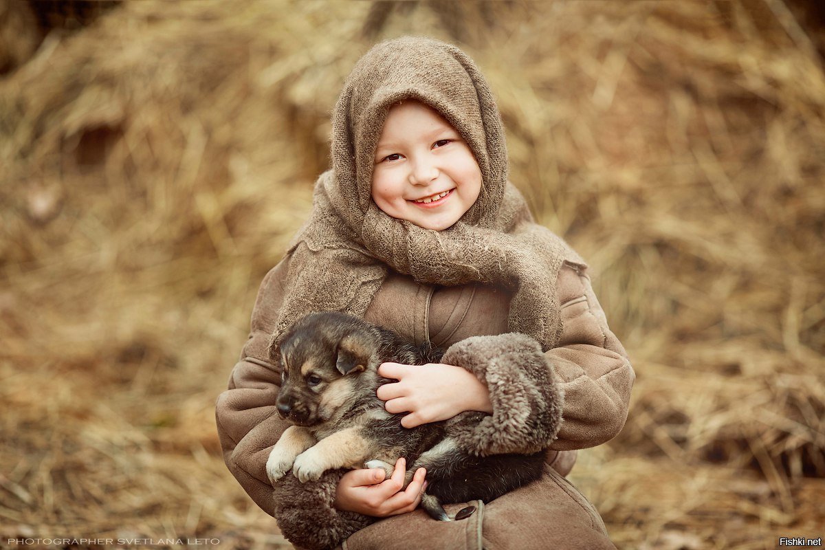 Маленькая девочка и дядя рассказ. Деревенский фотограф. Фото детей с животными в деревне. Маленькая собачка в деревне.