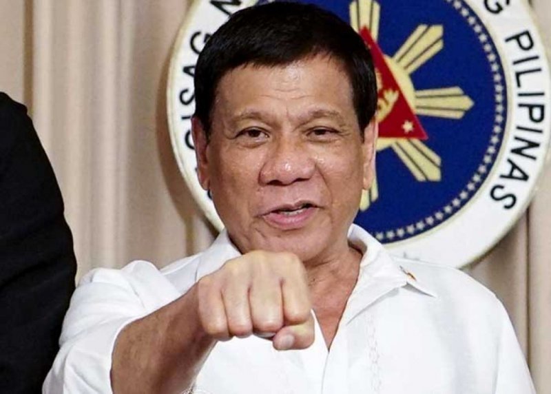 Филиппинский президент приказал расплющить десятки люксовых авто