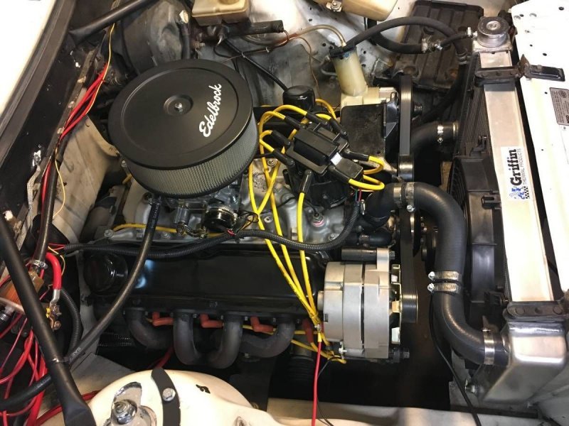 Под капотом находится восстановленный 5.0-литровый двигатель V8 от Ford Mustang 1994 года с распредвалом E303, карбюратором Edelbrock 600 cfm и электронным распределителем.