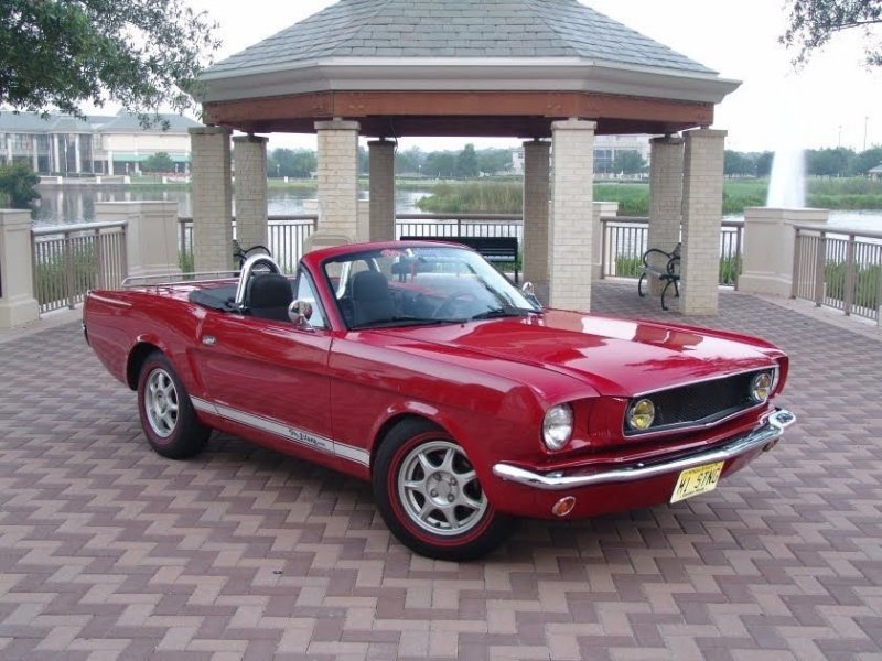 Это не первый случай, когда Miata преобразуют в «Mustang». Еще в 2007 году некий энтузиаст автомобилей Mustang и кастомайзер Bill Carnes завершили аналогичную работу, показанную на фото ниже.