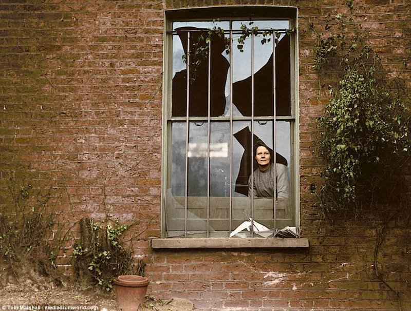 4. Женщина смотрит сквозь разбитое окно в тюрьме Холловэй, 1913 год. Тогда суфражистки пытались взорвать тюрьму.
