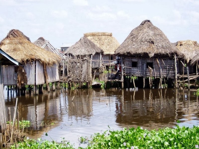 9. Свайные жилища над водой - еще одни национальные дома африканцев