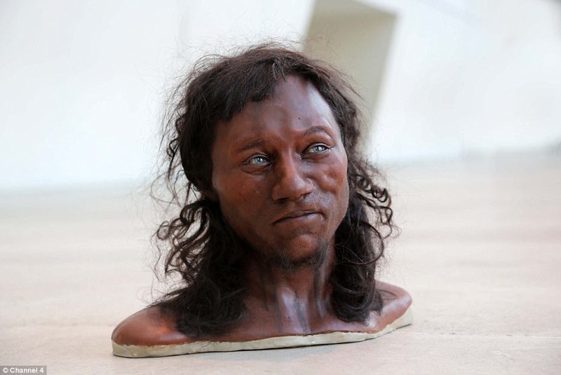 Согласно проведенным ДНК-тестам, у первых древних британцев были голубые глаза, темная кожа, и темные кудрявые волосы.
