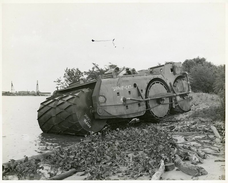 Хиггинс Индастриз построил амфибийный автомобиль, танк назывался «болотная кошка» - его проходимость по болотам была невероятной для того времени