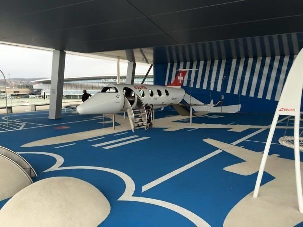 Игровая площадка для детей в виде миниатюрного аэропорта, Цюрих, Швейцария