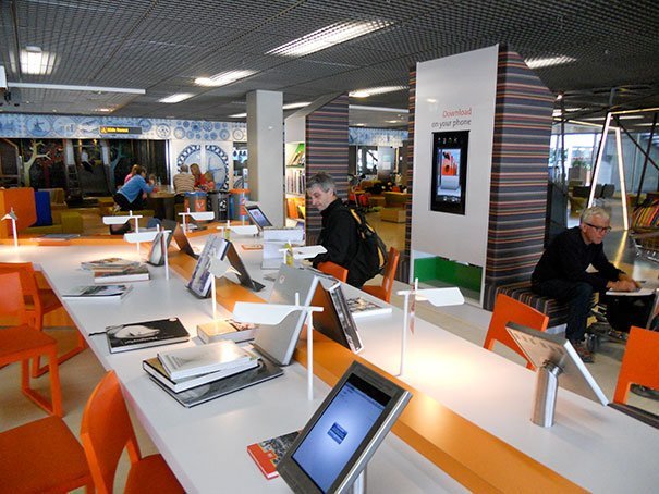 Первая в мире библиотека в аэропорту с печатными и электронными книгами на 29 языках мира в аэропорту Схипхол, Амстердам