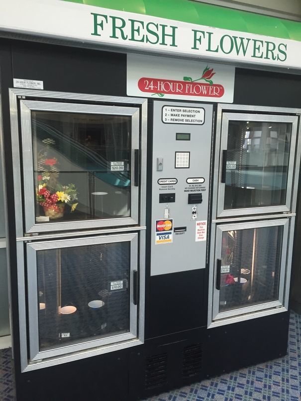 Торговый автомат с цветами в зоне прилёта