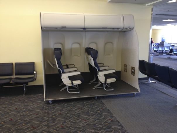 В аэропорту Бостона, США, есть кресла самолета для тех, кто боится летать. Можно посидеть в них перед вылетом.