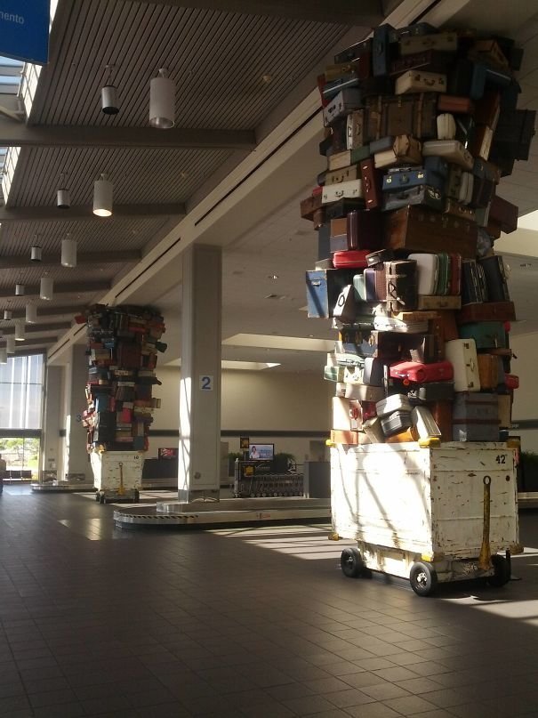 Колонны в зоне выдачи багажа, Сакраменто, США