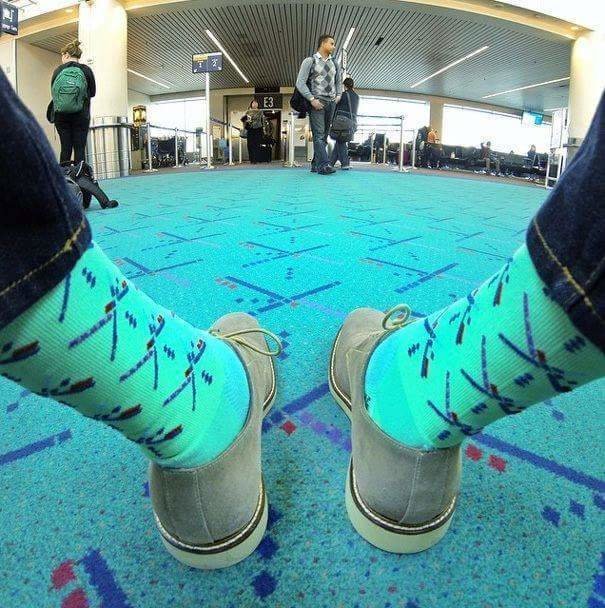В аэропорту Портленда, США, можно купить носки и другие вещички, которые "гармонируют" с ковровым покрытием в здании аэропорта