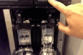 Автомат с пивом в зале ожидания японского аэропорта