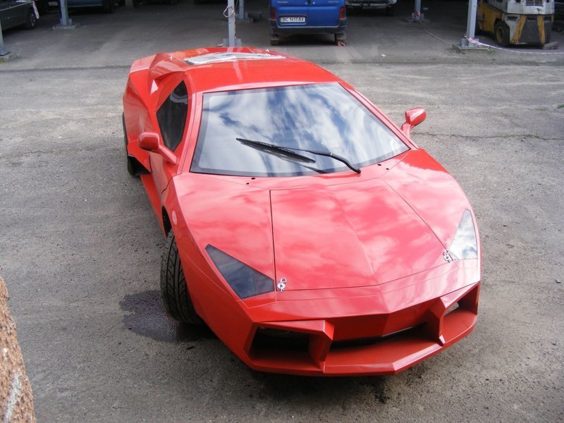 «Сердцем» для украинского Lamborghini служит двигатель V8 объемом 4,2 литра, который способен генерировать до 300 «лошадей». Суперкар Олега Грицака способен разгоняться до 240 км/час.