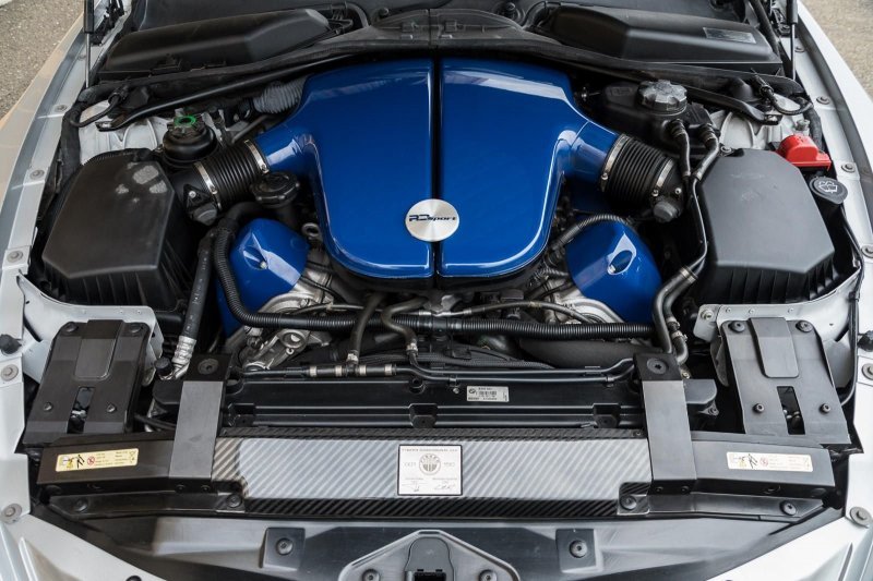 Базирующийся на шасси и механических деталях BMW E63 M6 2006 года, Latigo использует атмосферный двигатель V10, который соединен с семиступенчатой коробкой передач SMG.