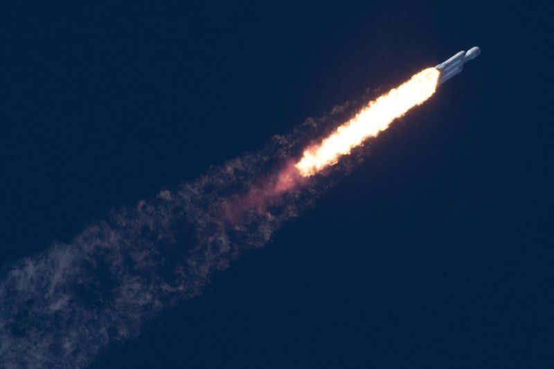 Лучшие фотографии и видеоролики запуска сверхтяжелой ракеты Falcon Heavy