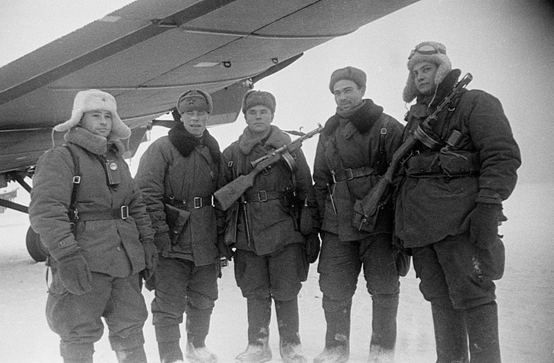 Советские десантники на зимнем аэродроме у самолета ТБ-3.