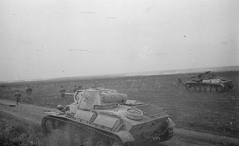 Танки Т-70 5-го гвардейского танкового корпуса со спешившимся танковым десантом движутся развернутым боевым порядком. Время съемки: 1943. 