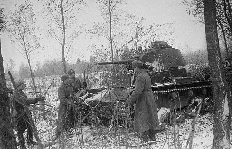 Красноармейцы возле укрытого в засаде танка Т-26 под Москвой. Время съемки: ноябрь 1941