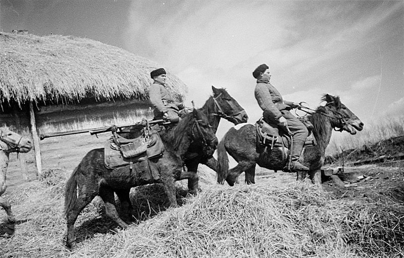 Казачий расчет бронебойщиков передвигается верхом на лошадях. На вьючной лошади перевозится противотанковое однозарядное ружье системы Дегтярева образца 1941 года (ПТРД-41).