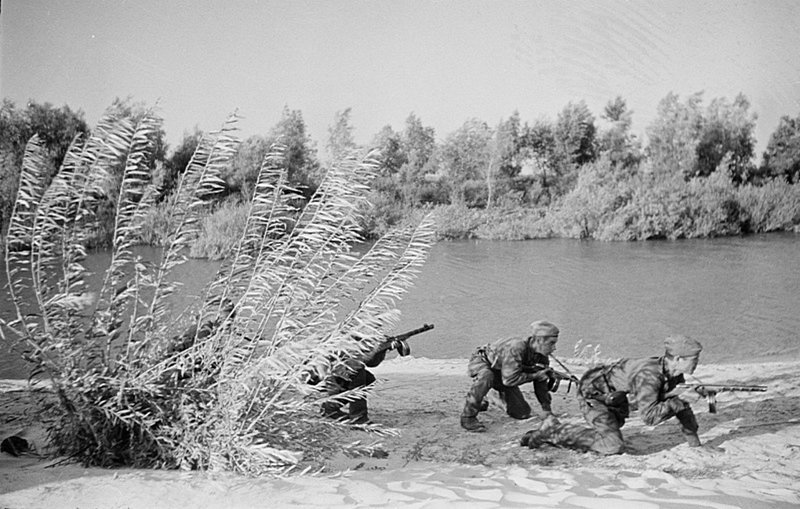 Советские автоматчики Сталинградского фронта у реки. Время съемки: 1942
