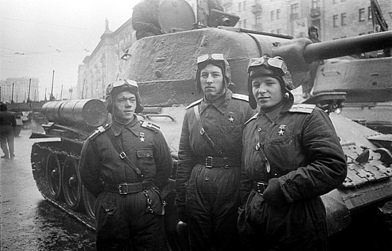 Трое танкистов — Героев Советского Союза возле танка Т-34-85. Снимок сделан на улице Горького (ныне Тверская) перед парадом 24 июня 1945 года в Москве.