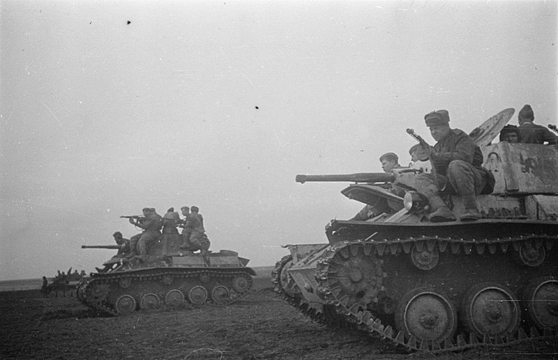 Автоматчики на броне легкого танка Т-70 5-го гвардейского танкового корпуса.