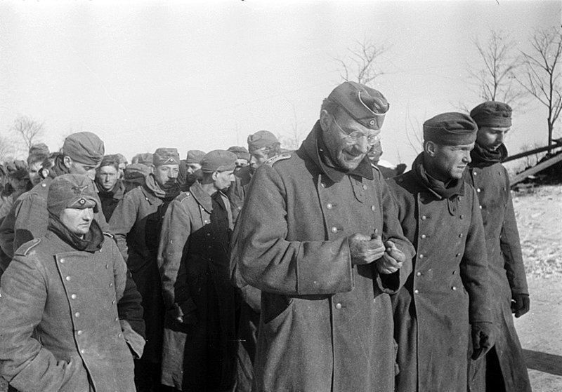 Колонна немецких военнопленных на улице разрушенной деревни под Сталинградом. Время съемки: декабрь 1942