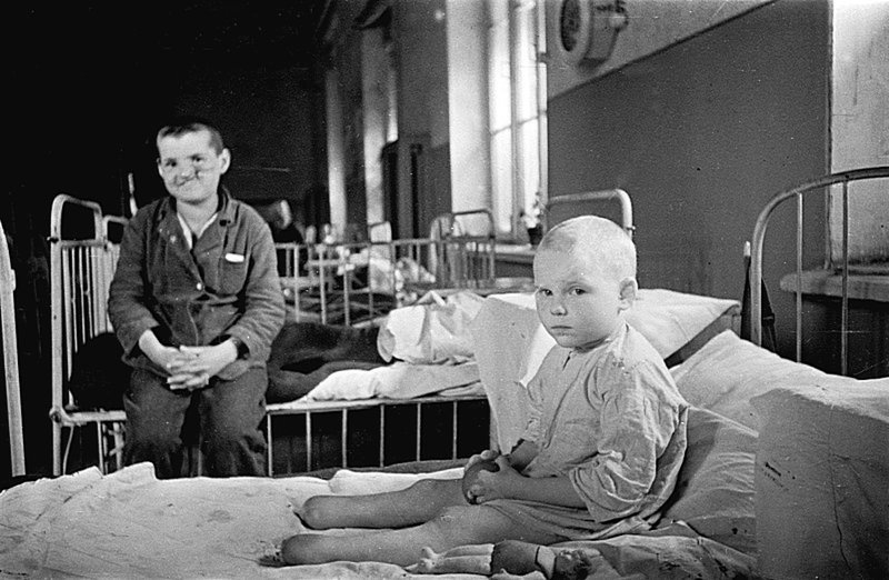 Воспитанники детского дома для сирот-инвалидов в тылу в СССР.