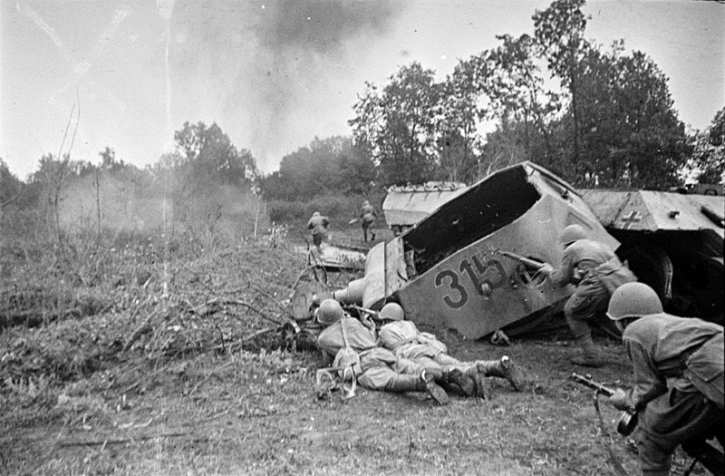Красноармейцы подразделения капитана Назаренко в бою у разрушенного немецкого танка Pz.Kpfw. V «Пантера» с номером «315», подбитого артиллерийским огнем и взорванного немцами при отступлении. Время съемки: июль-август 1943 