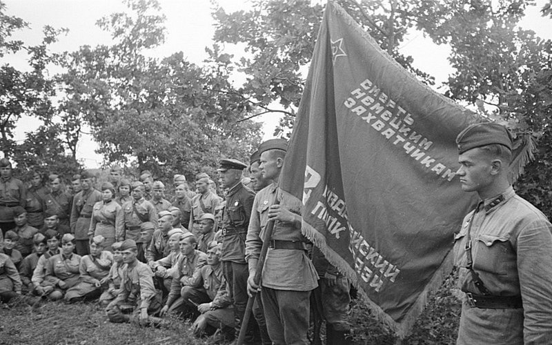 Групповое фото солдат и офицеров 2-го гвардейского полка связи со знаменем.