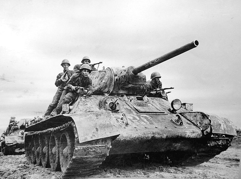 Танковый десант на танках Т-34 советской 5-й гвардейской танковой бригады готовится к атаке вражеских позиций. Юго-Западный фронт, Харьковская операция, май 1942 года.