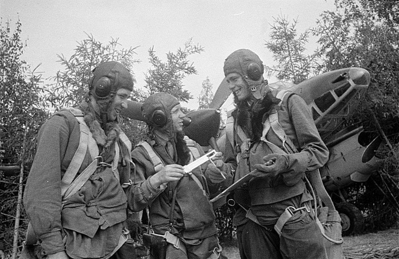 Экипаж советского бомбардировщика Пе-2 работает с картой. В центе фото штурман экипажа с навигационной счетной линейкой НЛ-7 в руках. Навигационная счетная линейка по сути являлась логарифмической линейкой.