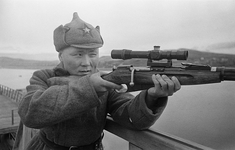 Советский пограничник со снайперской винтовкой Мосина. Время съемки: 1941