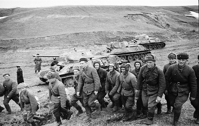 Танкисты советской 5-й гвардейской танковой бригады у своих Т-34-76. Время съемки: апрель 1942
