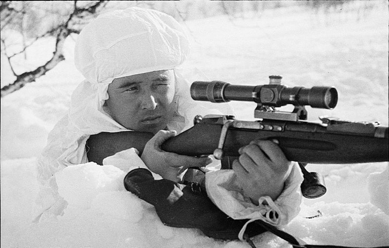 Советский снайпер Назир Катуевич Мидов в зимнем камуфляже на позиции