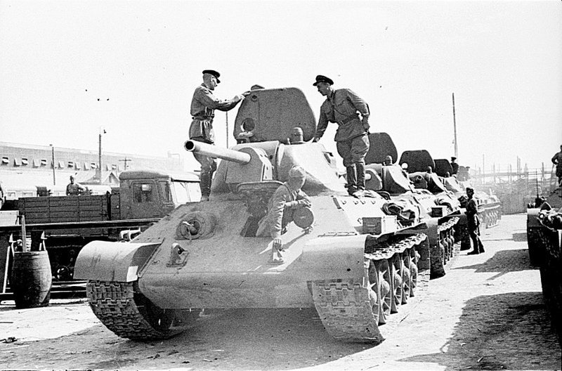 Колонна танков Т-34-76 на сдаточной площадке Сталинградского тракторного завода. Место съемки: Сталинград.  Время съемки: июль 1942