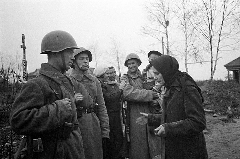 Красноармейцы с жителями освобожденной деревни на Ржевском направлении