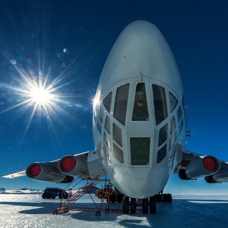 Вот такой самолет привозит туристов в Антарктиду