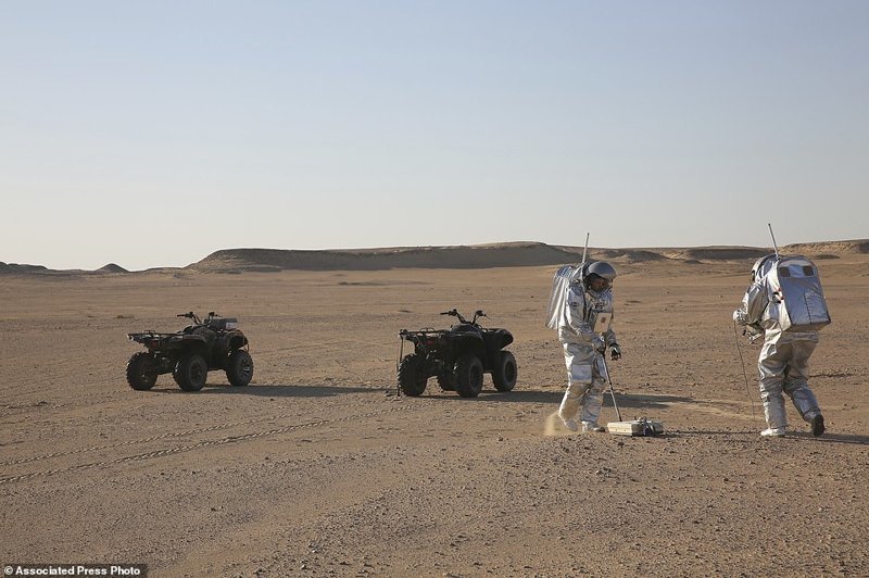 Пустыня Дофар была выбрана для эксперимента из-за сходства с Марсом: здешние условия действительно схожи с марсианскими. Температура воздуха здесь может доходить до +51 градуса по Цельсию.