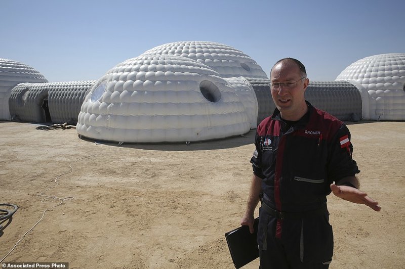 На фото - Гернот Громер, руководитель эксперимента AMADEE-18 в пустыне Дофар