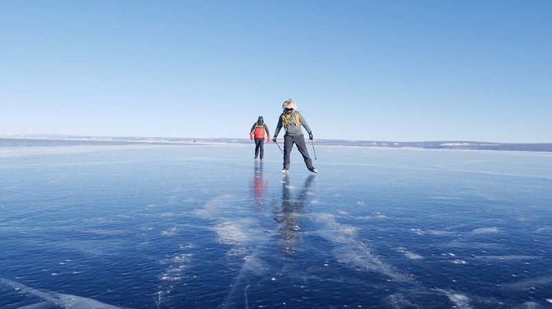 Отважный британец Джим Ми стал первым в мире человеком, пересекшим монгольское озеро Хубсугул-Нуур на коньках - хотя до он не катался на них 20 лет