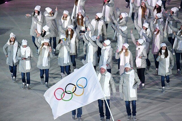 Знакомьтесь, Олимпийские спортсмены из России. Многие сравнили эту картину с шествием военнопленных под белым флагом, что унизительно для страны